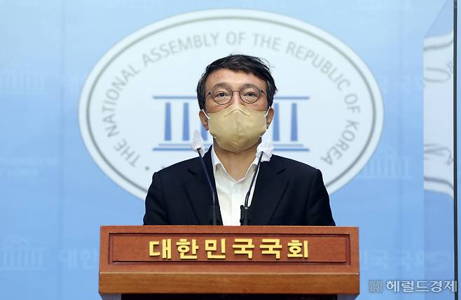 김의겸 더불어민주당 의원이 서울 여의도 국회 소통관에서 브리핑을 하고 있다. 이상섭 기자