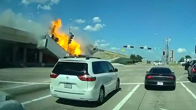 18륜 트럭이 미국 텍사스 알렌의 고가도로에서 추락하면서 화재가 발생해 1명이 사망했다. 출처 : WFAA *재판매 및 DB 금지