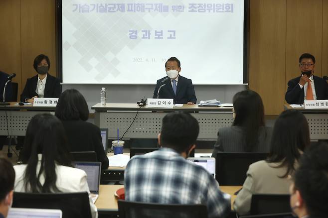 가습기살균제 피해구제를 위한 조정위원회 김이수 위원장이 지난 4월 서울 종로구 변호사회관에서 경과보고를 하고 있다. 위원회는 최종 조정안을 거부한 옥시레킷벤키저와 애경산업에 유감을 표했다. 미국과 같은 클래스 액션 제도가 있었다면, 이 기업들이 이렇게 나오지는 않았을 것이라고 사법 분야 관계자들은 얘기하고 있다. (출처:연합뉴스)