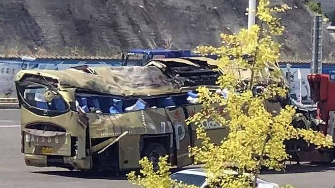 지난 18일 새벽 구이저우성 고속도로에서 추락한 버스. 버스에 타고 있던 47명 중 27명이 숨졌다.
