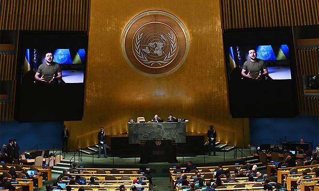 21일(현지시간) 미국 뉴욕 유엔 본부에서 열린 유엔 총회에서 볼로디미르 젤렌스키 우크라이나 대통령이 화상 연설을 진행하고 있다. AFP연합뉴스