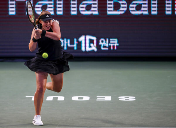 옐레나 오스타펜코가  22일 서울 송파구 올림픽공원 테니스코트에서 열린 WTA투어 2022 하나은행 코리아오픈 단식 2회전에서 아나스타샤 가사노바를 상대로 샷을 날리고 있다. 뉴시스