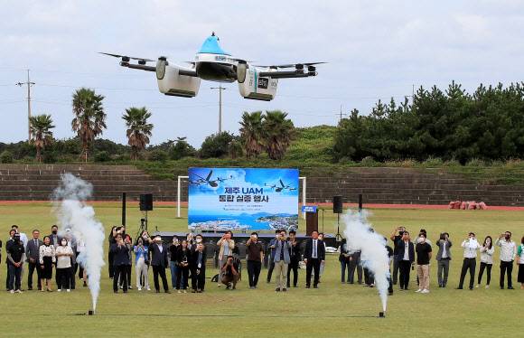 제주에 뜬 드론택시 - ‘제주형 도심항공교통(UAM)’을 위한 드론 수직 이착륙 및 저고도 비행 시연행사가 21일 오후 제주 구좌읍 구좌종합운동장에서 드론 개발업체인 켄코아에어로스페이스 주관으로 열리고 있다. 시연 드론택시는 가로 4.595m, 세로 4.145m에 높이 1.155m다. 최대 이륙중량은 280㎏이며 드론 무게를 제외하면 성인 한 명을 태울 수 있다. 현재 순항 가능 속도는 시속 40㎞이며 최대속도는 시속 80㎞다. 제주 뉴시스