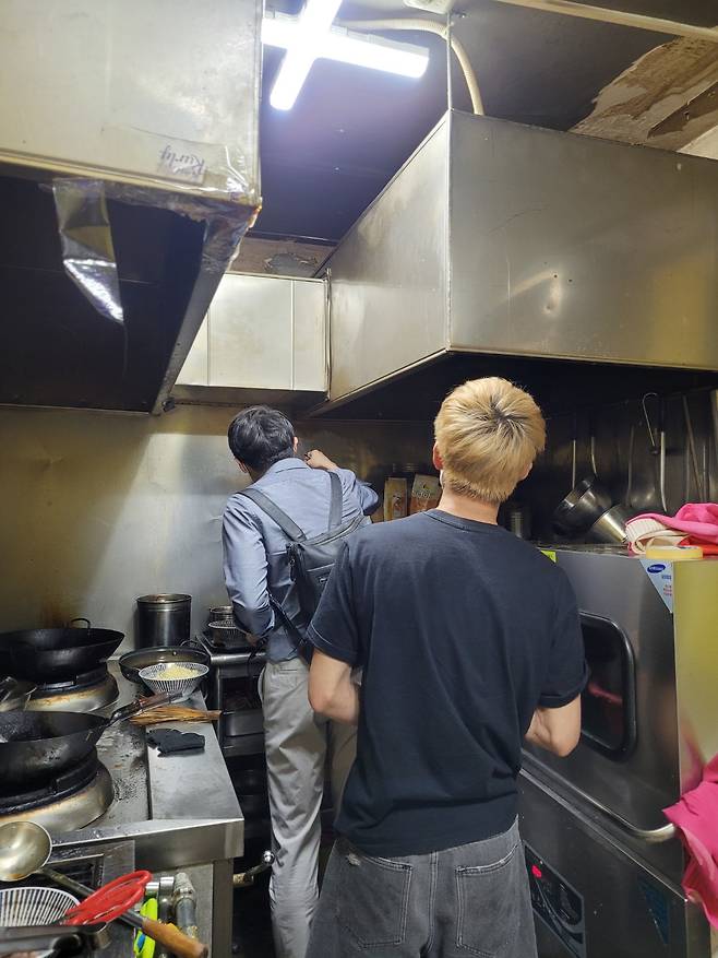 서울 종로구가 음식점 주방시설을 점검하는 모습. 종로구 제공.