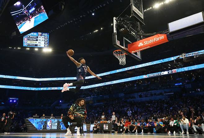 지난 2019년 올스타전에 열린 슬램덩크 콘서트에서 데니스 스미스 주니어가 운동 능력을 자랑하고 있는 모습. 게티 이미지 제공