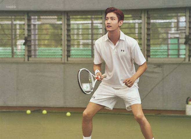 실내 테니스 코트에서 테니스를 치는 동방신기 멤버 최강창민.