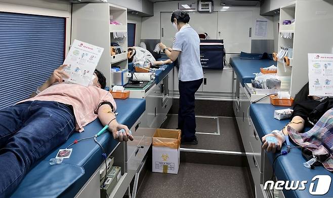 충북보건과학대학교 총학생회는 교직원과 학생들이 함께 참여하는 '공동 사랑의 헌혈 캠페인'을 22일 진행했다.(충북보건과학대 제공) / 뉴스1