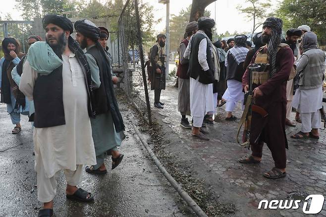 23일(현지시간) 폭탄 테러가 발생한 아프가니스탄 카불 소재 이슬람 수니파 사원 '와지르 아크바르 칸 모스크' 인근에서 탈레반 대원들이 현장 조사를 하고 있다. 2022. 9. 23. ⓒ AFP=뉴스1 ⓒ News1 최서윤 기자