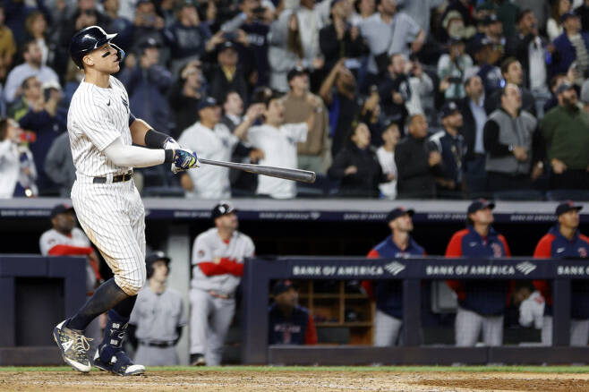 뉴욕 양키스 애런 저지가 23일(한국시각) 양키스타디움에서 열린 보스턴 레드삭스전에서 9회말 중견수 깊은 홈런성 타구를 날리고 있다. AFP연합뉴스