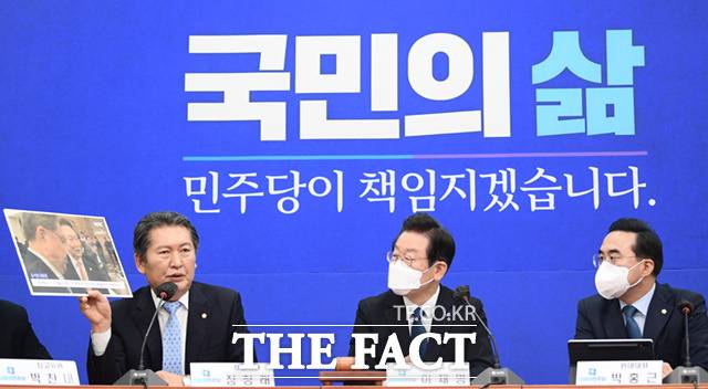 정청래 더불어민주당 최고위원(왼쪽)이 23일 오전 서울 여의도 국회에서 열린 최고위원회의에서 윤석열 대통령 비속어 관련 발언을 하고 있다.