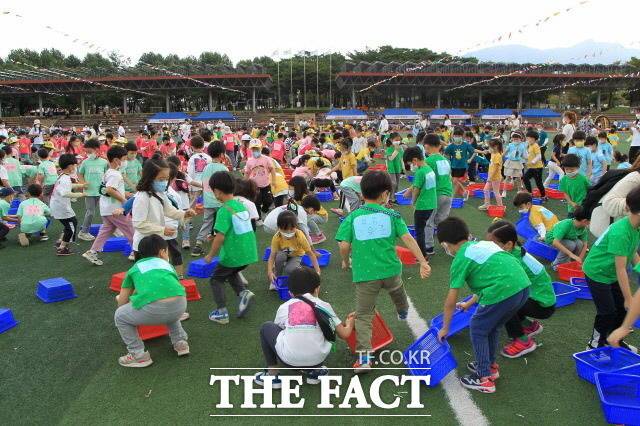 경기 과천 관문체육공원에서 23일 '열린 어린이 한마음 체육대회'에서 어린이들이 색판 뒤집기 게임을 하고 있다./과천시 제공