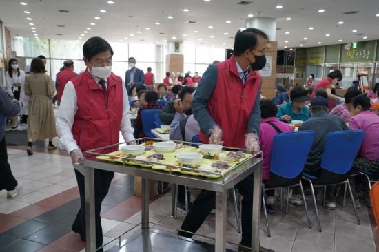 이필형 동대문구청장(왼쪽)과 최홍현 동대문구 부구청장이 배식 봉사를 하고 있다.