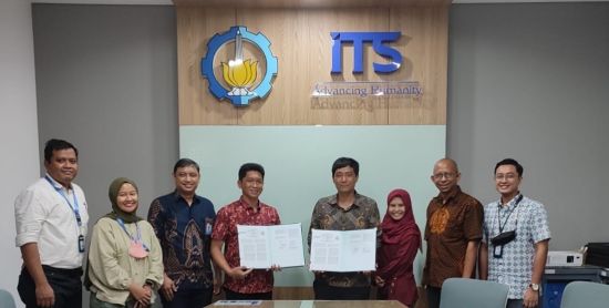 부산항만공사(BPA) 인도네시아 합작법인 PLC와 인도네시아 대학 ITS 관계자가 협약 체결 후 기념사진을 찍고 있다.