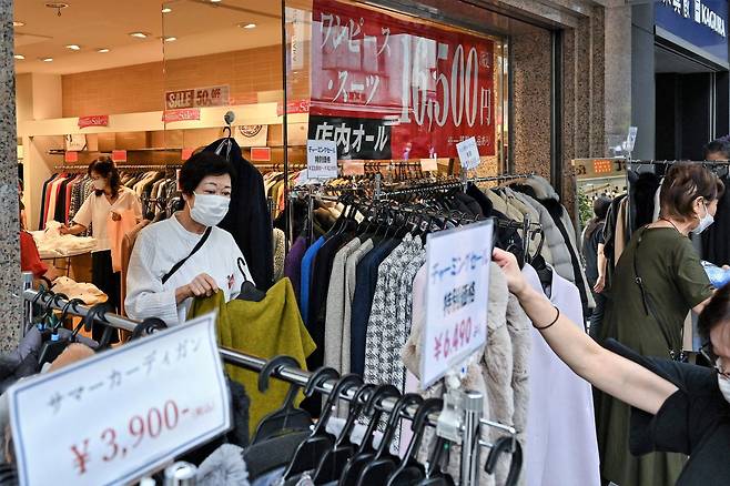 국제 에너지가격이 급등하면서 일본에서도 물가가 오르고 무역적자가 심화되고 있다. 지난 9월 17일 일본 요코하마에서 한 여성이 의류 쇼핑을 하고 있다./AFP 연합