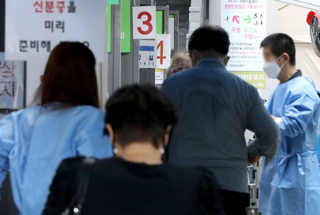 이달 22일 오전 서울 용산구보건소 신종 코로나바이러스 감염증(코로나19) 선별진료소를 찾은 시민들이 검사를 받기 위해 줄을 서고 있다. /뉴스1