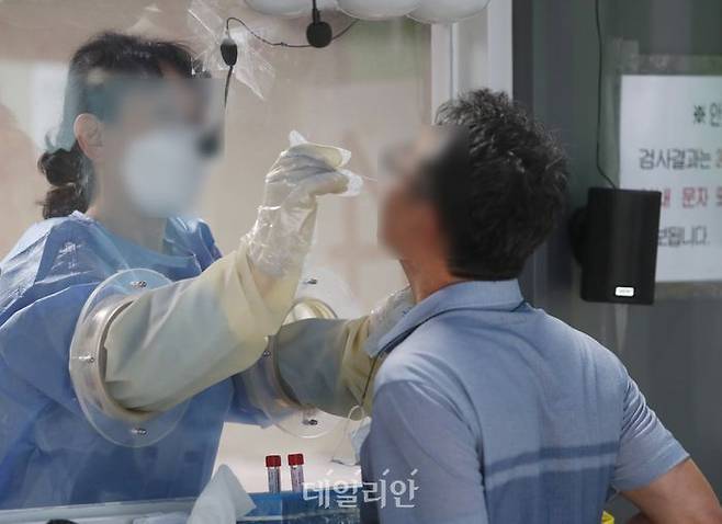 한 시민이 선별검사소에서 코로나19 검사를 하고 있다.ⓒ데일리안 김민호 기자