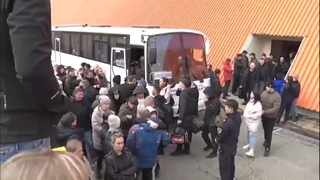 22일(현지 시간) 러시아 동부 사하공화국 야쿠츠크의 네륭그리 마을에서 우크라이나 전쟁에 동원된 러시아 남성들이 입영 버스에 탑승하기 전 가족들과 작별 인사를 나누고 있다.텔레그램 영상 캡처
