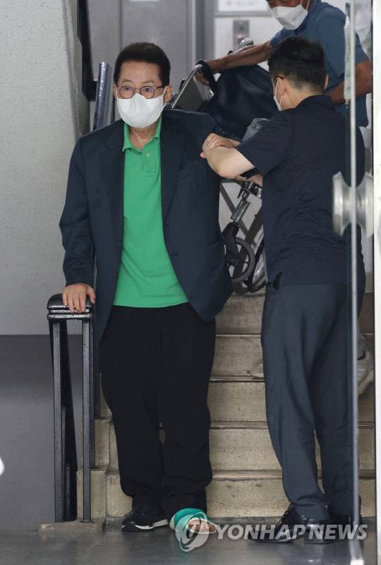 박지원 전 국가정보원장이 지난달 16일 오전 검찰의 압수수색을 마치고 여의도 자택을 나서고 있다.<연합뉴스>