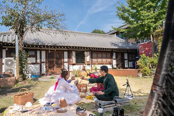 지난해 10월 전주 한옥마을 일대에서 열린 비빔밥축제 행사에서 참가자들이 즐기고 있다. 전주시 제공