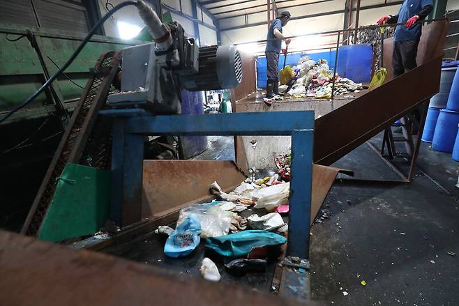 지난해 7월22일 경기도 화성시에 위치한 한 재활용품 업체에서 한 노동자가 폭염에도 폐플라스틱을 분리하고 있다. 화성/강창광 선임기자 chang@hani.co.kr