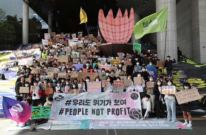 청소년기후행동 회원들이 23일 낮 서울 용산구 용산역광장에서 기념사진을 찍고 있다. 박종식 기자
