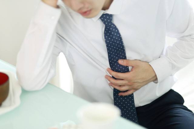 평소보다 절반밖에 먹지 않았는데도 속이 더부룩하고 배가 부른 것처럼 느껴질 때가 있다. 위장이나 소장·대장에 복부팽만이 나타난 것일 수 있다./사진=클립아트코리아