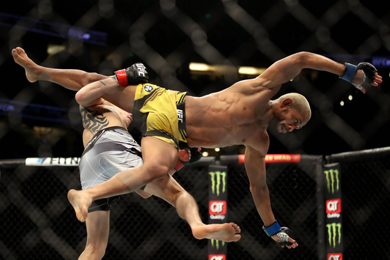 UFC 경기가 열리는 8각형 철장은 더 자극적이고 거친 분위기를 만든다. 또 선수들에게 안전하기도 하다. [AFP=연합뉴스]