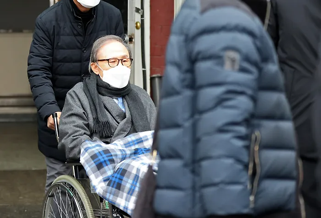 전직 대통령 이명박씨가 지난해 2월 서울대학교병원에서 치료를 받고 퇴원하고 있다. 연합뉴스
