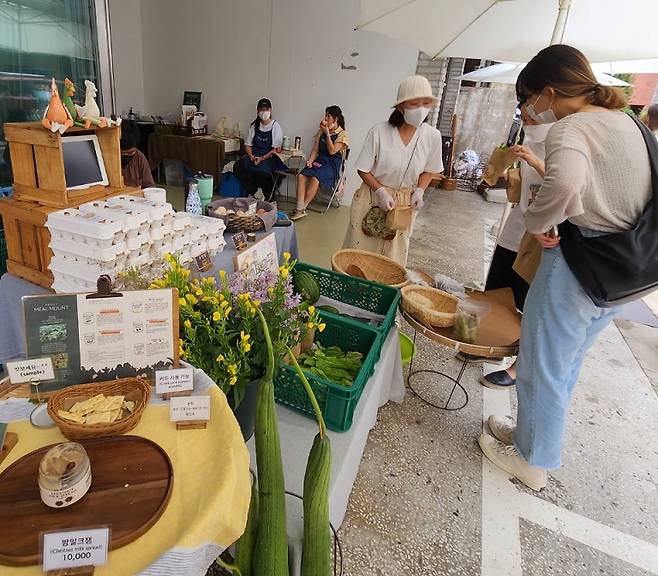 Green vegetables and other agricultural products are on display at a farmers' market hosted by Marche@ in Seoul's Seongsu-dong on Sept. 18. (Choi Jae-hee / The Korea Herald)