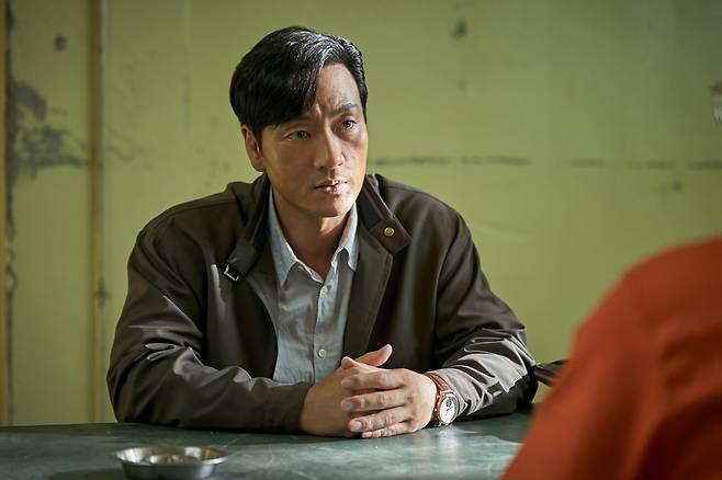 Korean intelligence agent Choi Chang-ho (played by Park Hae-soo) meets Kang In-gu for the first time in "Narco-Saints." (Netflix)