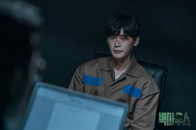 Lee Jong-suk plays young lawyer Park Chang-ho, who is framed by a notorious con artist in "Big Mouth." (MBC)