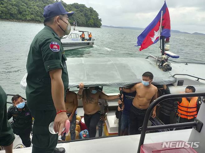 [시아누크빌(캄보디아)=AP/뉴시스]캄보디아 남서부 프레아시아누크주 코탕섬 인근에서 22일 침몰한 배에 타고 있던 중국인들 일부가 캄보디아 당국에 구조돼 쾌속정에서 내리고 있다. 중국 국적자 41명이 탑승한 선박이 22일 캄보디아 코탕섬 인근에서 침몰, 1명이 사망하고 21명이 실종됐으며 19명은 구조됐다고 캄보디아 당국이 23일 밝혔다. 2022.9.23