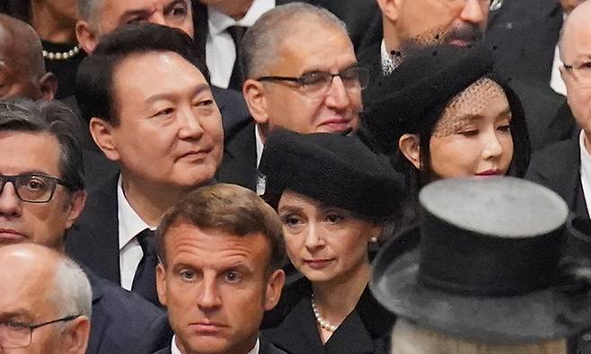 윤석열 대통령과 김건희 여사가 지난 19일 영국 런던 웨스트민스터 사원에서 엄수된 엘리자베스 2세 여왕 장례식에 참석해 있다. 연합뉴스