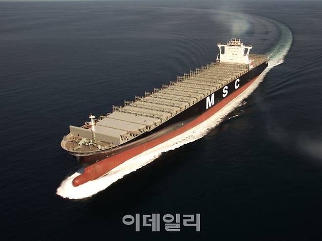 한국조선해양이 건조한 1만1700TEU 컨테이너선. 한국조선해양 제공.