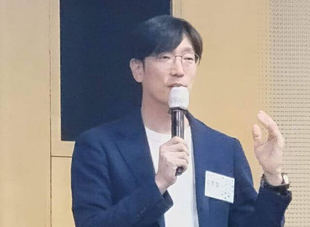 김종협 아이콘루프 대표가 블록체인 역사와 철학을 주제로 강의를 하고 있다.)