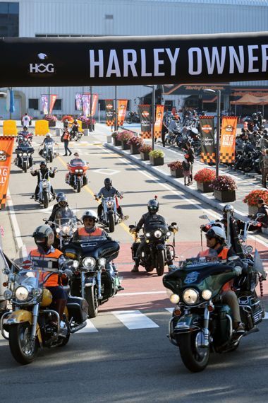 할리데이비슨 라이더의 축제 ‘제24회 코리아 내셔널 호그랠리’가 23일 강원도 횡성군 웰리힐리 파크에서 3년 만에 다시 열린 가운데 24일 오전 1000여 대의 할리데이비슨 모터사이클이 그랜드 투어 주행을 하고 있다. 호그는 Harley-Davidson® Owners Group(할리데이비슨 오너스 그룹)의 약자로, 국내를 포함해 전 세계에 130만 명 이상의 회원을 보유하고 있는 단체다. 이번 호그랠리에 참여하는 인원은 약 1600여 명으로, 역대 최다 참가 인원을 기록하게 됐다. 사진=서동일 기자