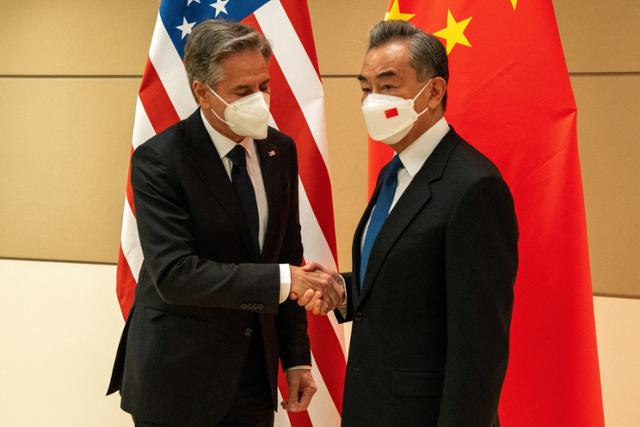 토니 블링컨(왼쪽) 미국 국무장관과 왕이 중국 국무위원 겸 외교부장이 23일 뉴욕 유엔본부에서 회담을 한 뒤 사진을 촬영하고 있다. 뉴욕=로이터 연합뉴스