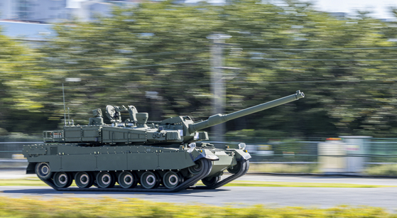 폴란드 수출을 앞둔 K2 전차가 지난 21일 경남 창원시 현대로템 성능 시험장에서 시속 70㎞로 달리며 막바지 주행 테스트를 하고 있다. 최영재 기자