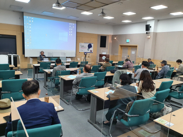 9월 22일 부산대 인덕관에서 민족미학연구소와 한국민족미학회가 주최한 ‘한국탈춤의 생성미학적 접근’ 학술대회가 열리고 있다.
