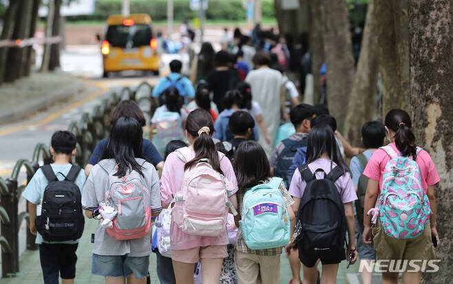 [서울=뉴시스] 김금보 기자 = 서울 시내 한 초등학교에서 수업을 마친 학생들과 보호자들이 하교하고 있다. 2022.08.17. kgb@newsis.com