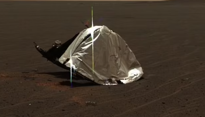 우주 화성에서 포착된 인류가 만든 쓰레기. 출처 NASA
