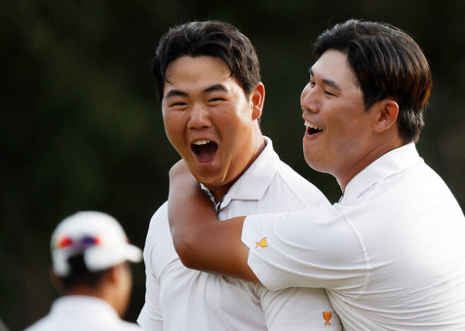 김주형(왼쪽)과 김시우(오른쪽)가 포볼 매치에서 승리한 뒤 포효하며 기뻐하고 있다.(사진=AFPBBNews)