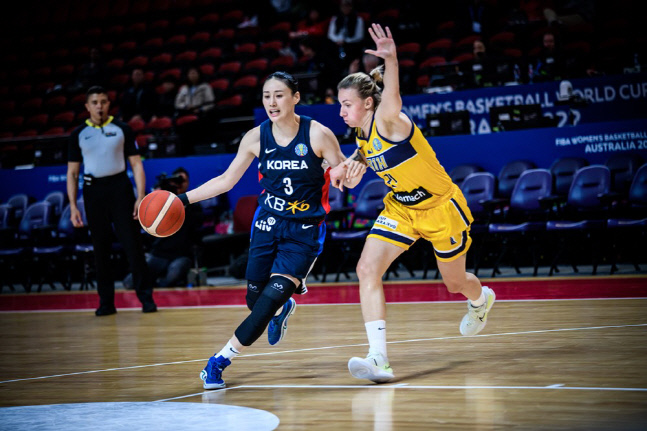 강이슬(왼쪽)이 24일(한국시간) 호주 시드니에서 열린 2022 FIBA 여자농구 월드컵 A조 조별리그 3차전 보스니아 헤르체고비나전에서 드리블 돌파를 하고 있다. 사진제공 | FIBA