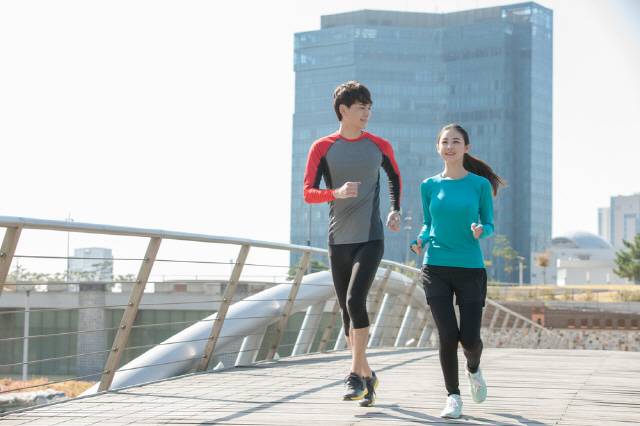 잘못된 달리기는 오히려 관절이나 발 등에 악영향을 줄 수 있어 주의해야 한다./사진=클립아트코리아