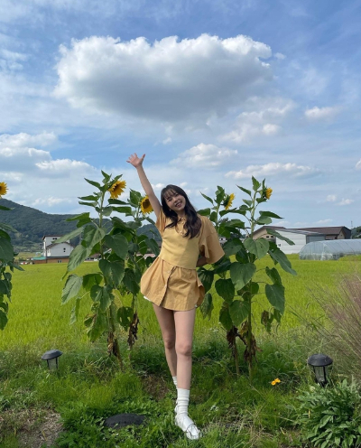 Ahn Sohee released his latest news on his 24th day with an article called Weekend on his instagram.In the photo, Ahn Sohee poses against the backdrop of clear sky and sunflowers. Ahn Sohee raises his hand and smiles brightly and emits youthful charm.In the ensuing photo, Ahn Sohee took a playful pose while bringing his face to the sunflower.Fans could not hide their joy in the extraordinary beauty of Ahn Sohee.Ahn Sohee appeared in the movie The Moon Lost Night released on the 22nd.