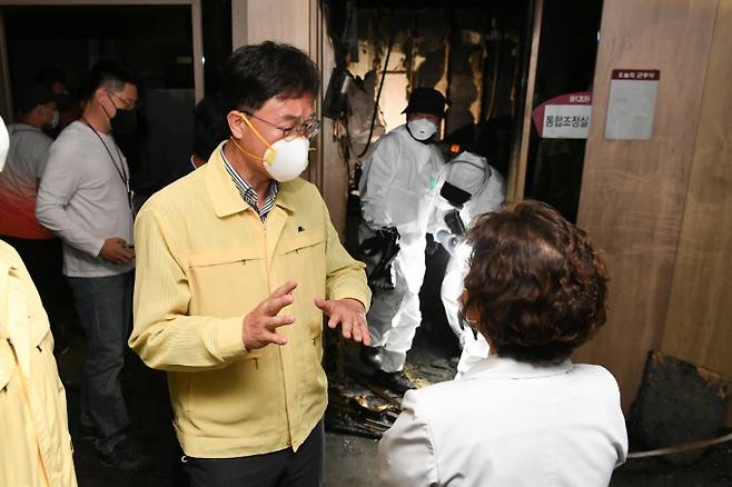 이민근 안산시장이 25일 화재가 발생한 고려대학교 안산병원을 찾았다. /사진=안산시