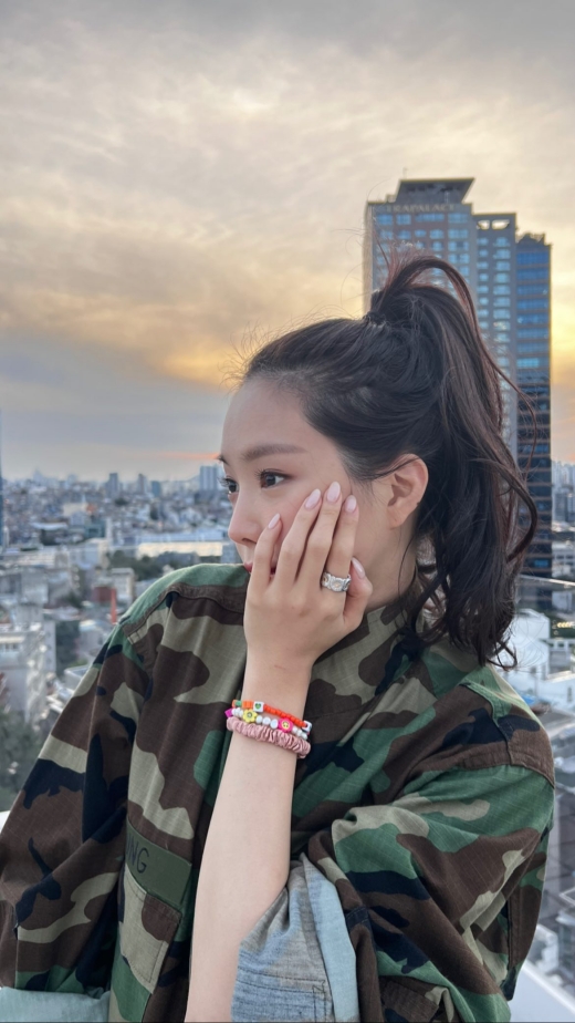 Former group Apink member Son Na-eun, 28, showcased her military-wear fashion.Son Na-eun uploaded a photo of himself in his so-called frog military uniform to his Instagram Story on Monday.Son Na-euns girl crush, which is stylish with military look, catches the eye.Meanwhile, Son Na-eun moved to YG Entertainment last year, and withdrew from Apink last April.