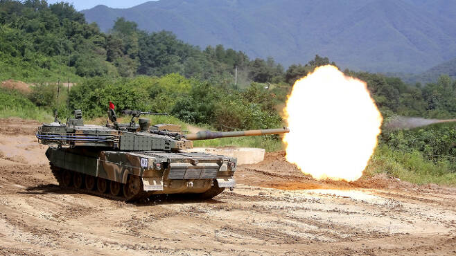 한국군 소속 K-2 전차가 표적을 향해 전차포 사격을 하고 있다. 현대로템 제공