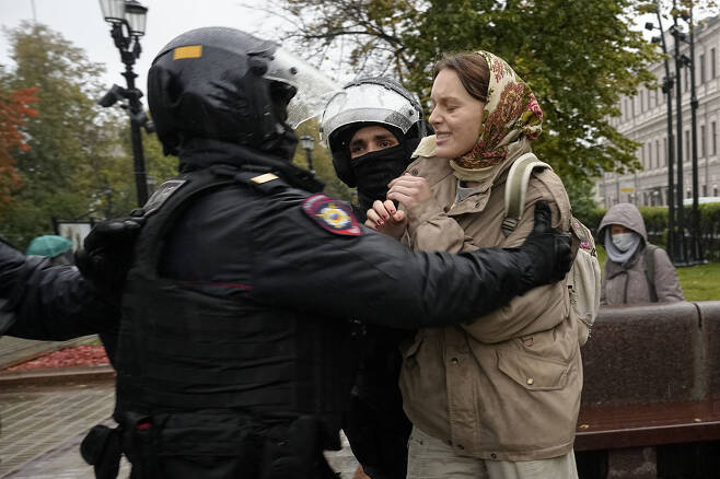 24일(현지시간) 러시아 수도 모스크바에서 동원령 반대 시위에 나선 여성이 전경들에게 체포되고 있다. / 사진=AP 연합뉴스