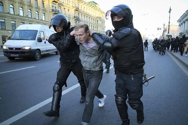24일(현지시간) 러시아 제2도시 상트페테르부르크에서 동원령 반대 시위에 나선 남성이 전경들에게 체포되고 있다. / 사진=AP 연합뉴스